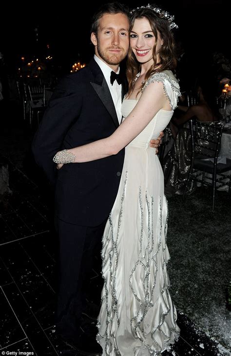 is anne hathaway married